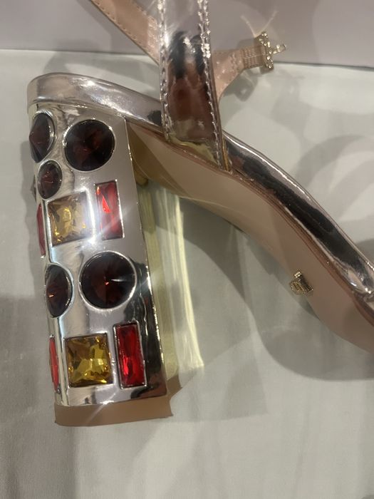 Sandalias da marca Gaudi na cor dourada