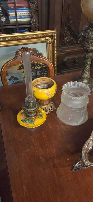 Stara lampa naftowa majolika wys. 53 cm.