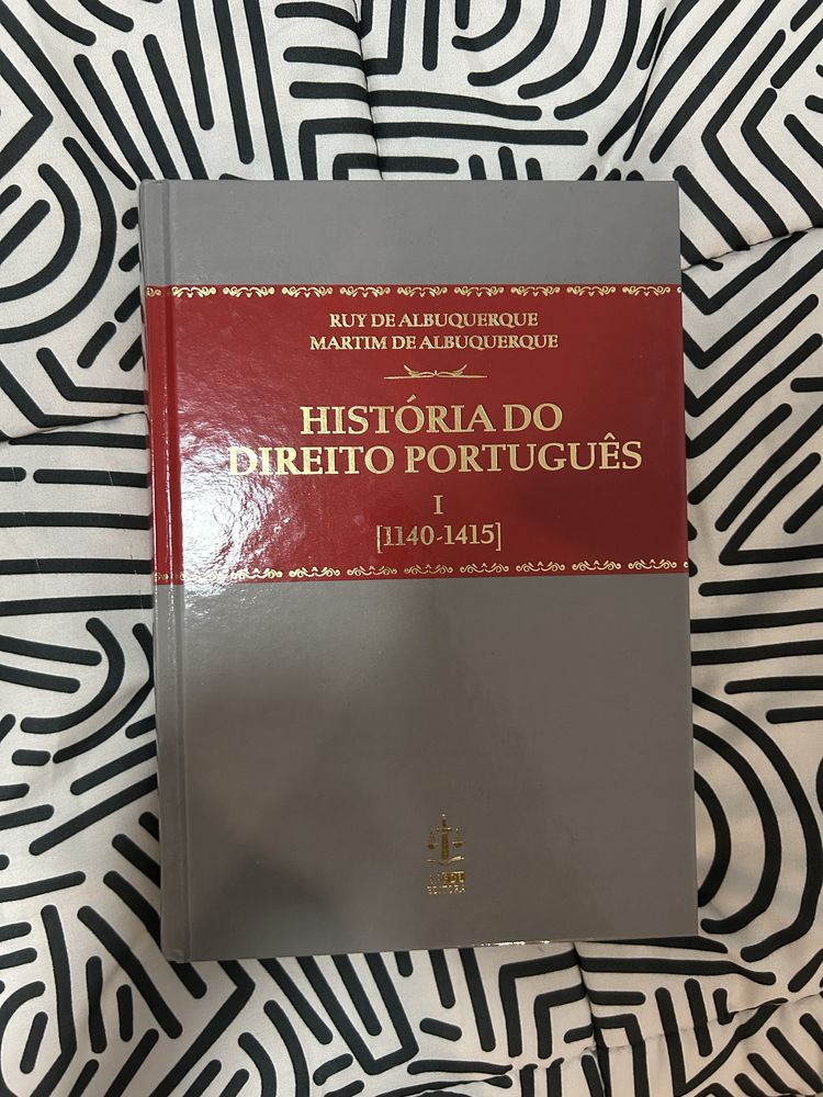 Livros de direito praticamente novos, dois deles são gratis.