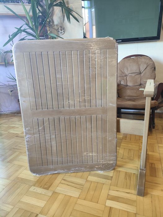 Новий дерев'яний стіл для вітальні, тераси  або кухні