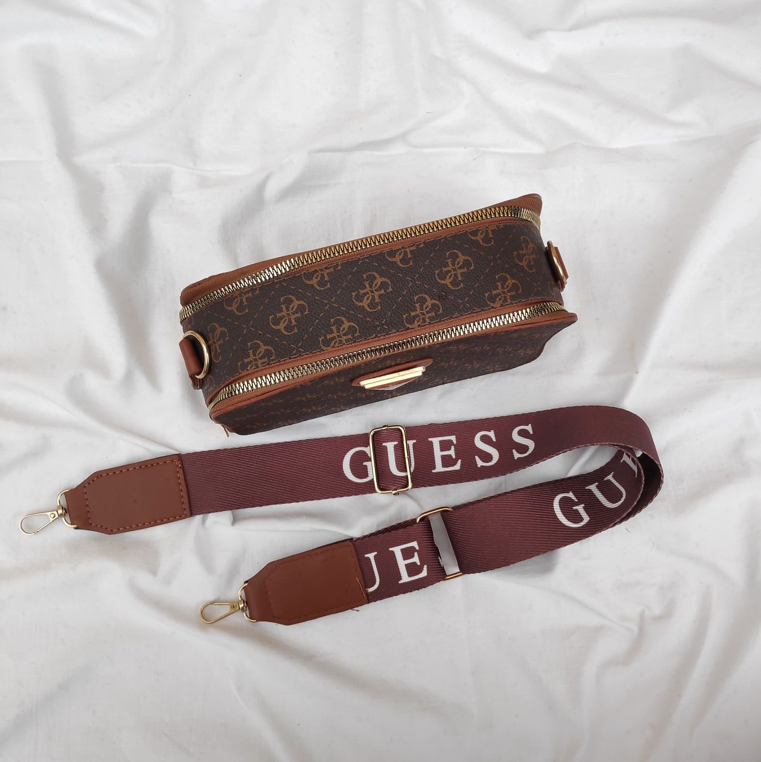 Сумка в принт лого Guess клатч через плече крос-боді монохромний принт