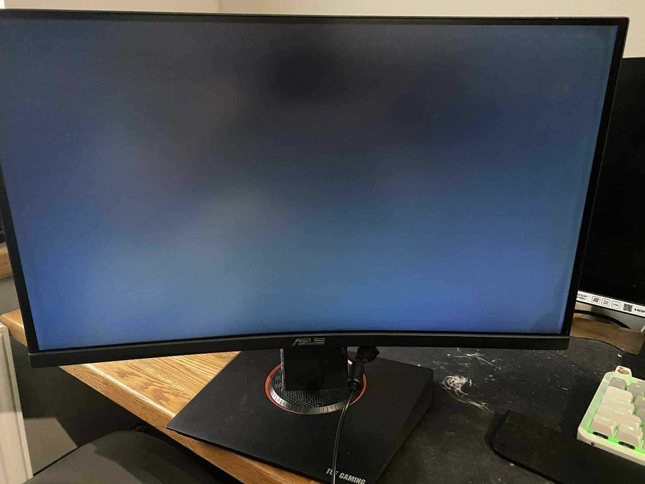 Sprzedam monitor 24" 144Hz zakrzywiony **uszkodzony / na części.**