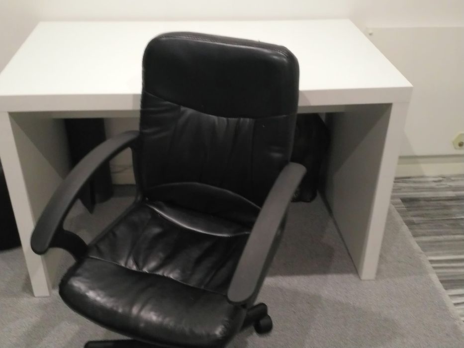 Mesa de secretária e cadeira rotativa