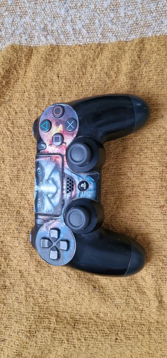 Playstation 4 usada com comando