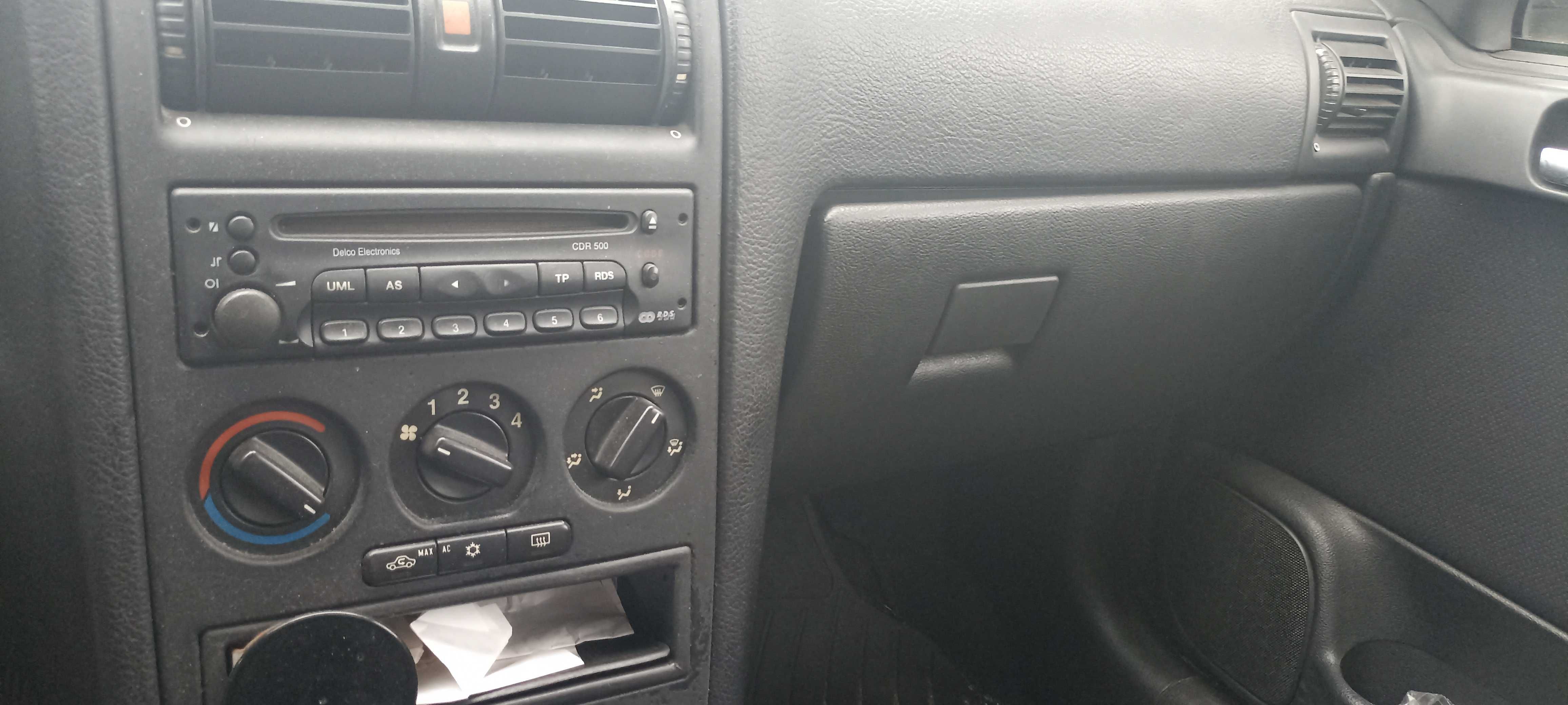 Opel Astra / motor parcialmente desmontado