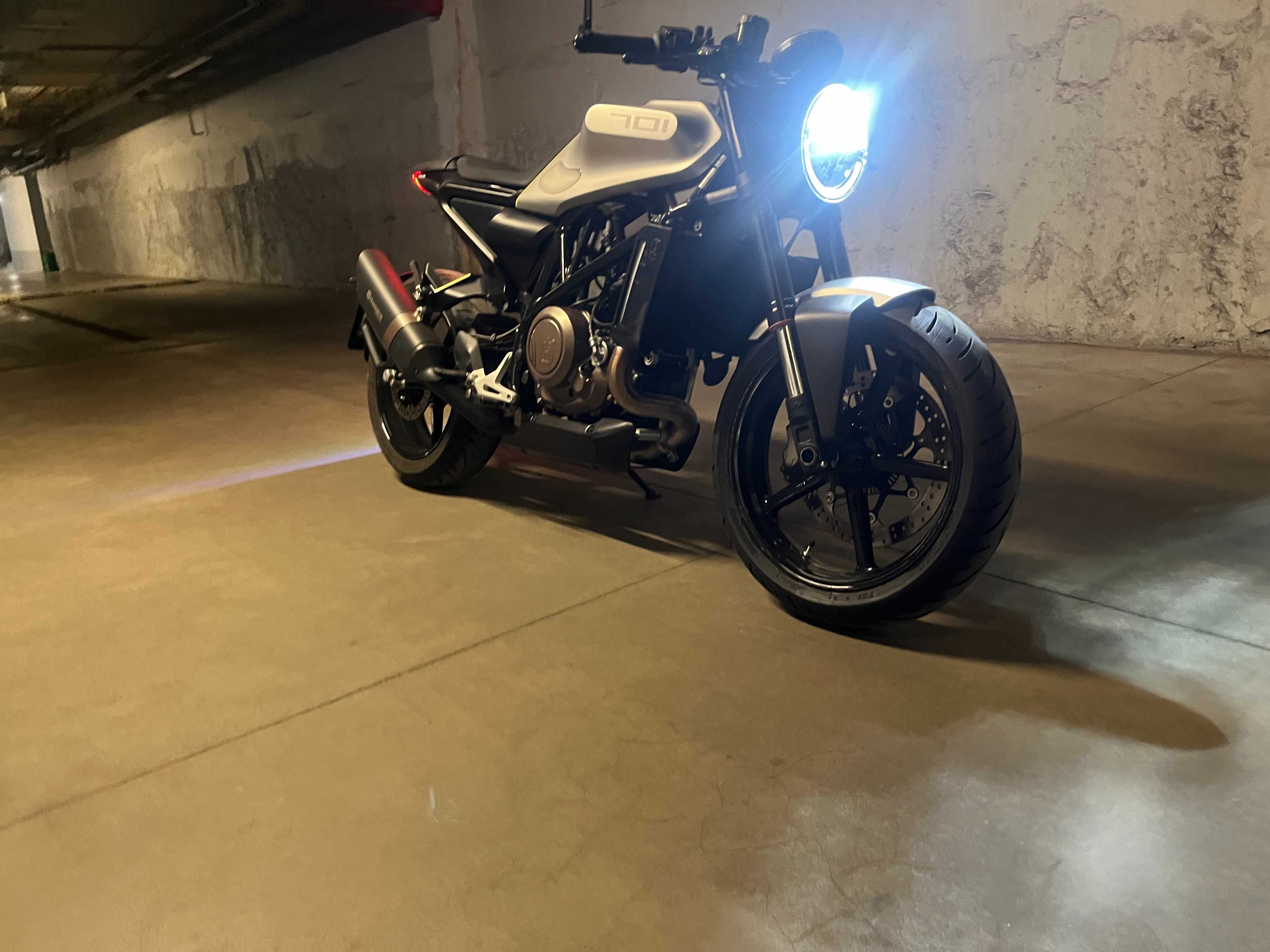 husqvarna vitpilen 701 ktm duke 690