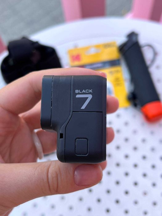 Екшн-камера GoPro HERO 7 Black з великим комплектом.