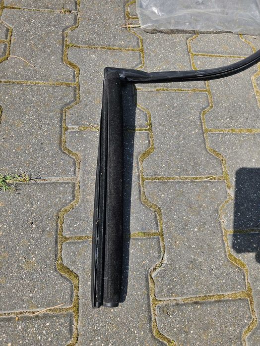 BMW E36 cabrio Uszczelka drzwi lewa - czarna stan BDB.