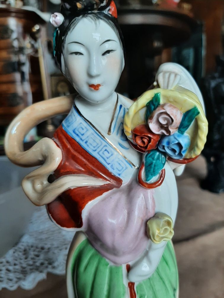 Chińska Porcelanowa figurka kobieta z kwiatami na chmurze