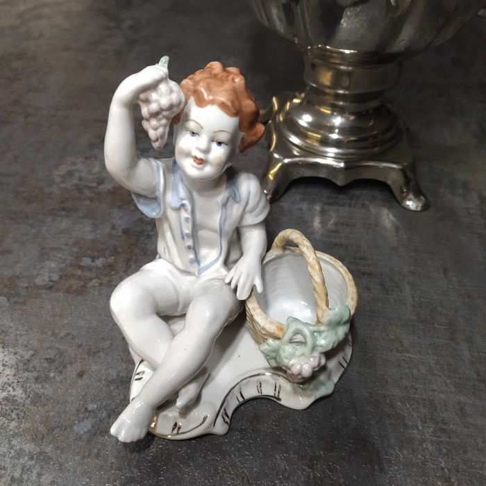 Szlachetna porcelana.   Antyk.