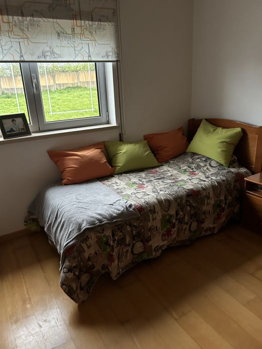 Cama individual com estrado e colchão