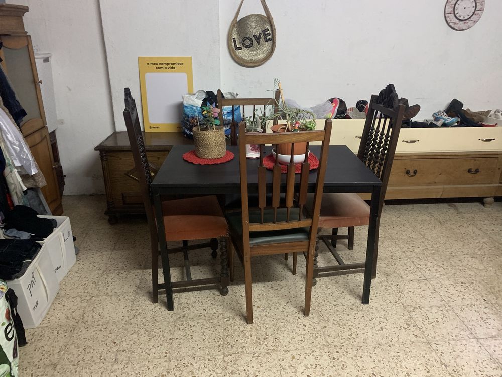 Mesa e 4 cadeiras doar