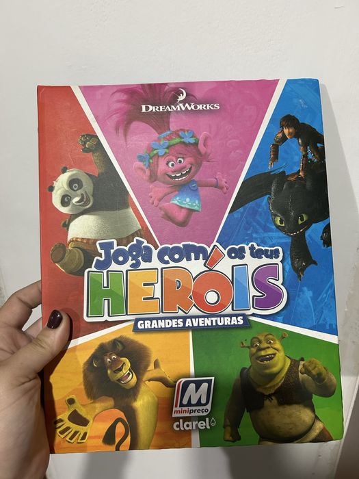 Caderneta joga com os seus herois