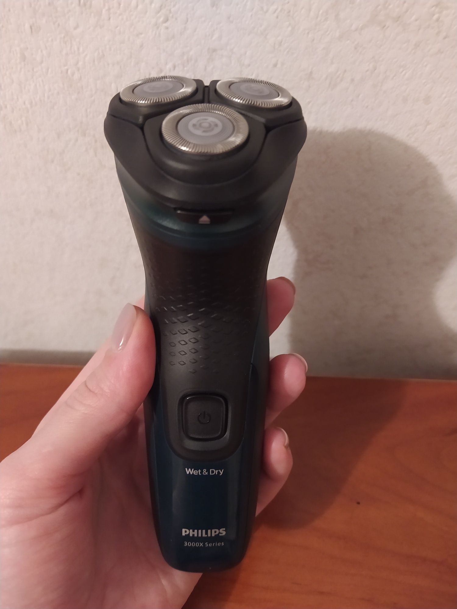 НОВА Бритва Philips X3002/00