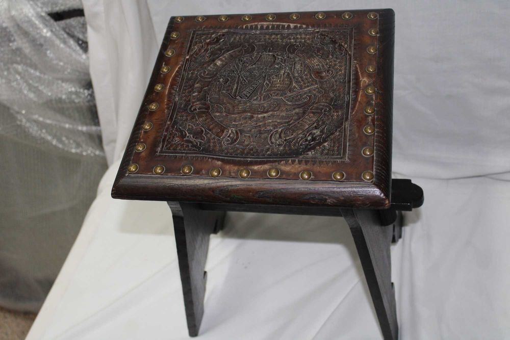 1 banco, em Castanho, sec.XVIII, caravela Portuguesa, gravada no Couro