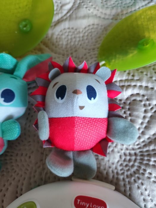 Tiny love karuzela zabawa na łące