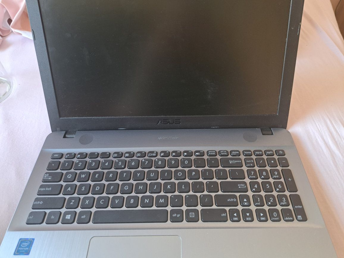 Laptop Asus srebrny