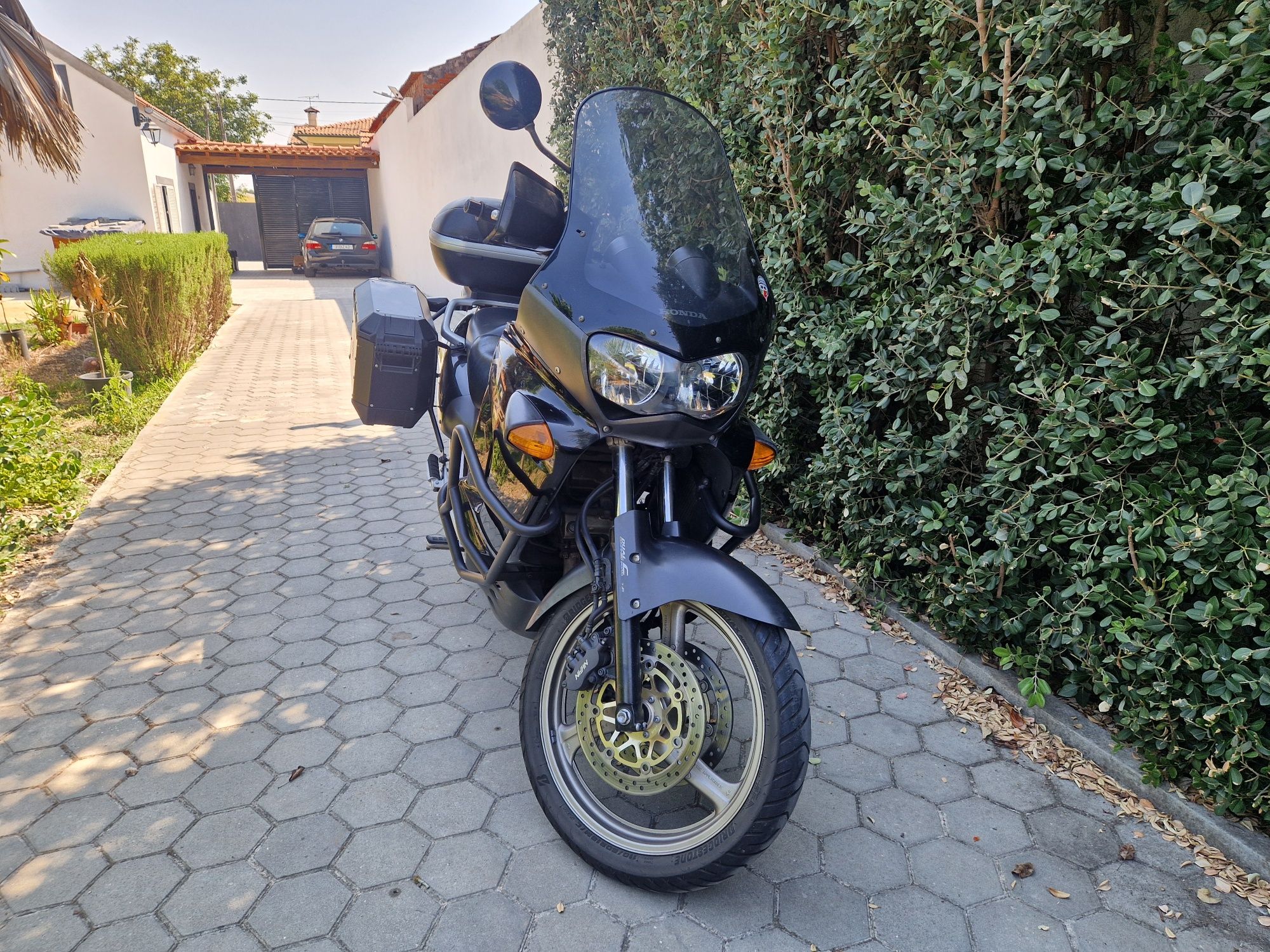 Honda Varadero 1000 com 50 mil km, ótimo estado.