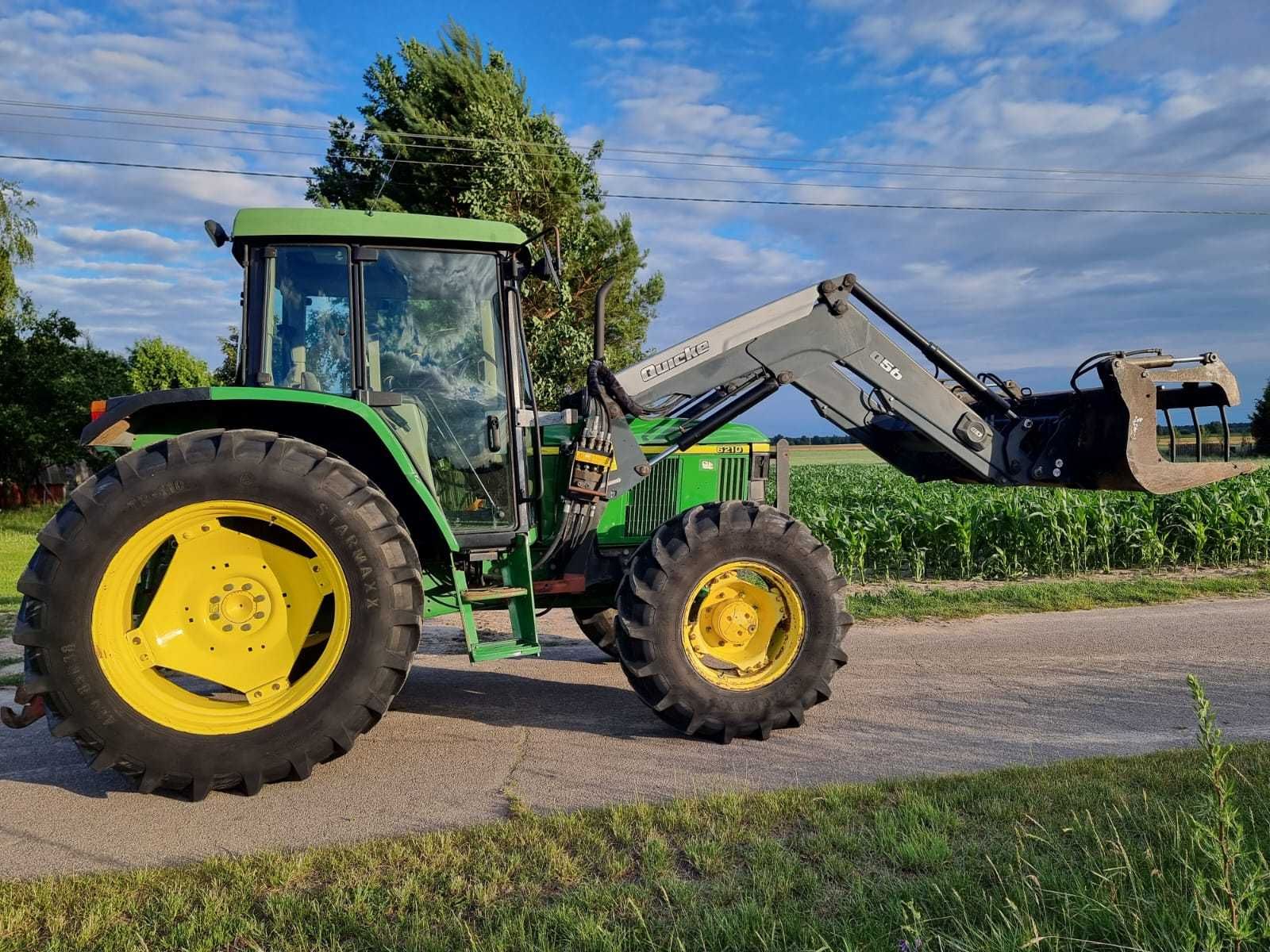 Ciągnik John Deere 6210.