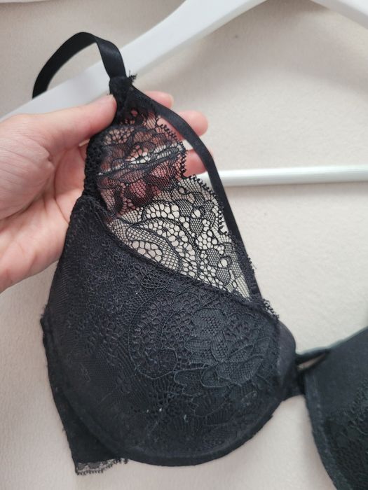 Biustonosz czarny stanik z koronką Reserved 70C