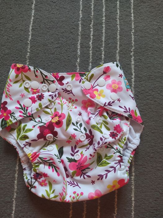 Otulacz do pieluch wielokrotnego użytku w kwiatki AlvaBaby jak nowy