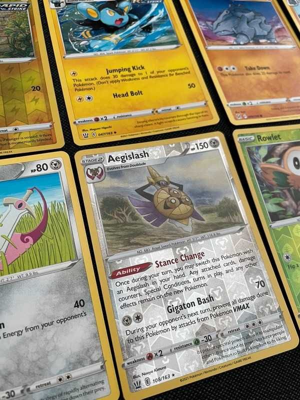 Cartas Pokémon normal e reverse holo