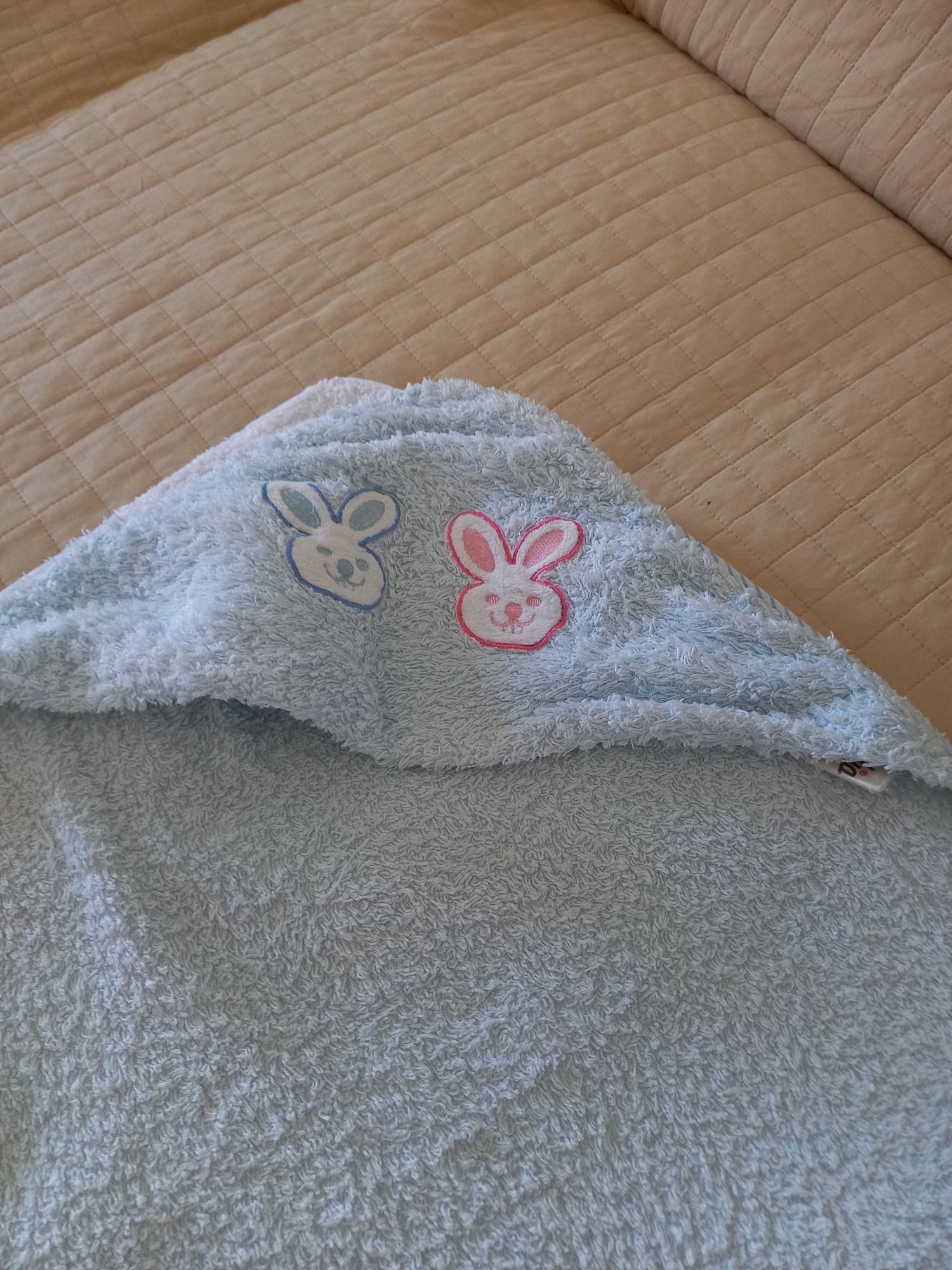 Duas toalhas para bebé com capuz