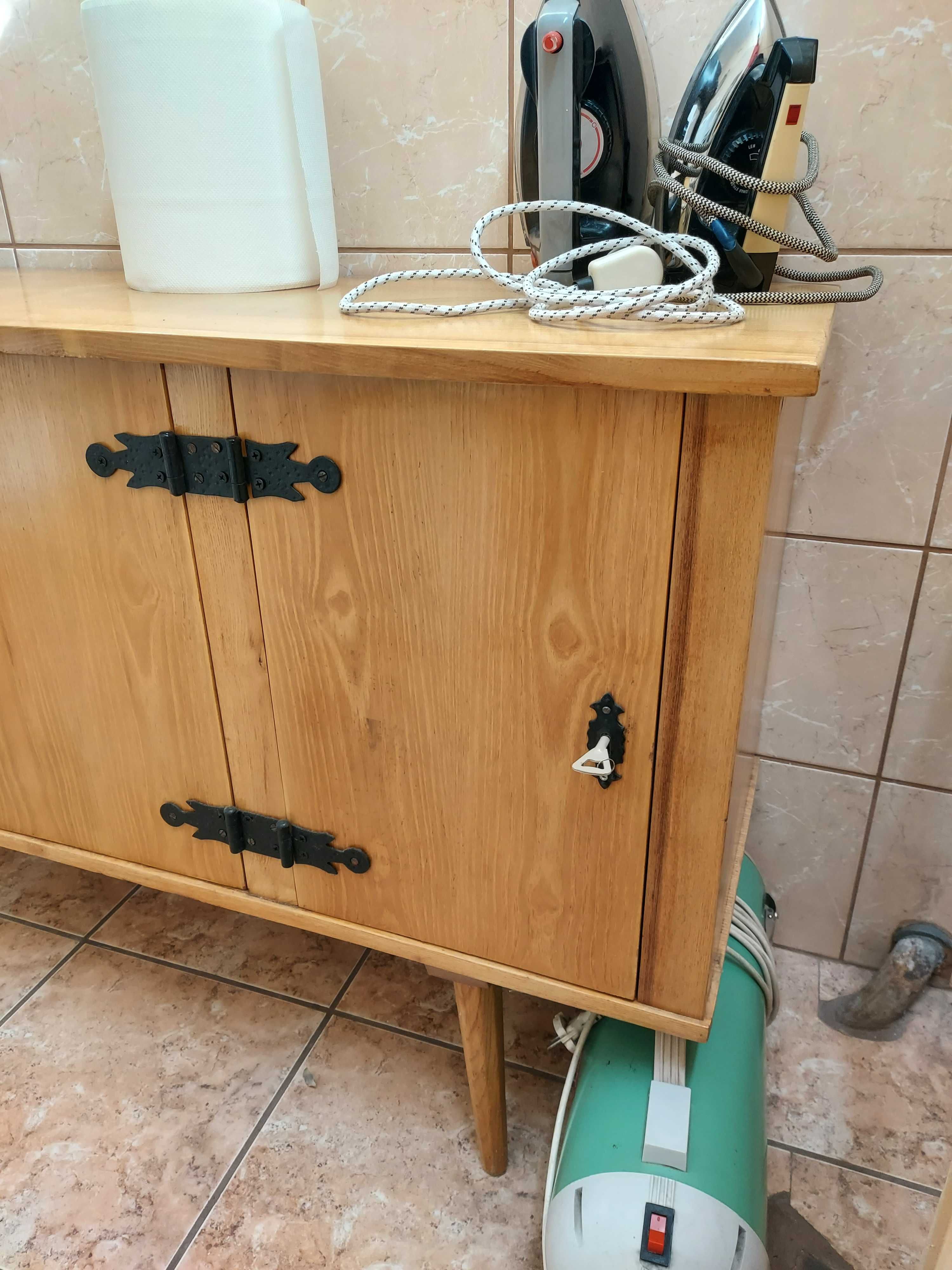 Komoda z litego drewna Rzut Toruń. Styl ludowy