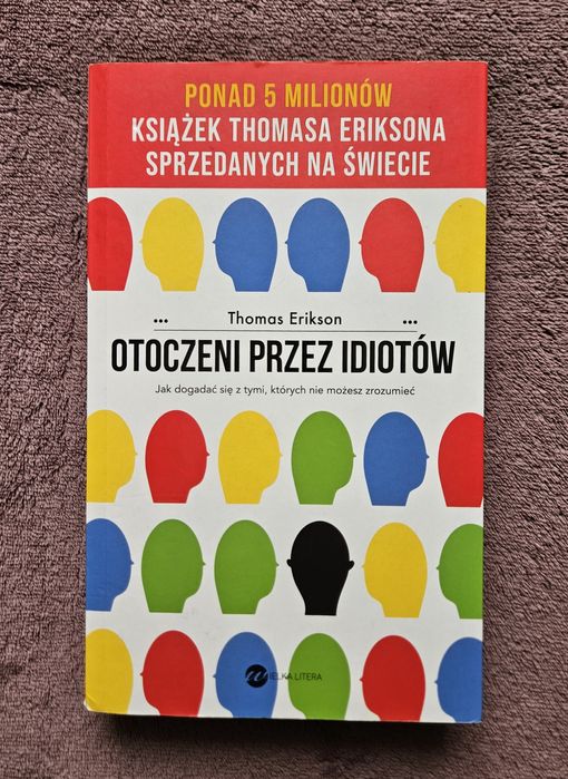Otoczeni przez idiotów