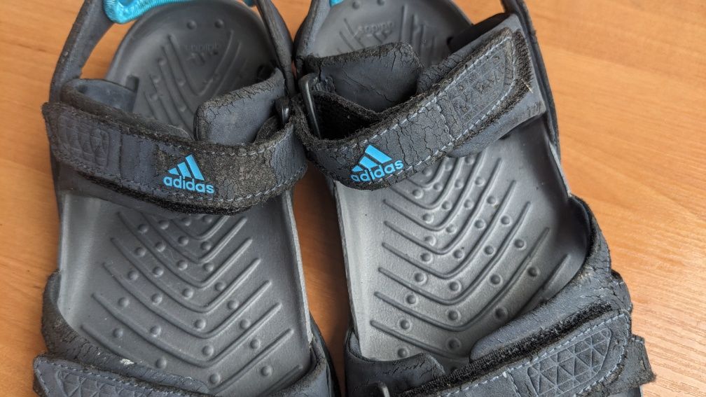 Продам сандалии adidas 35 размер