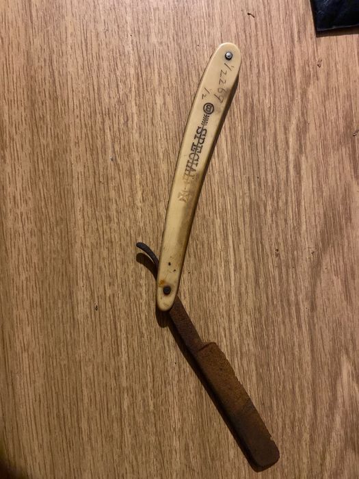 Brzytwa z  krzyżem żelaznym z czasu międzywojennego