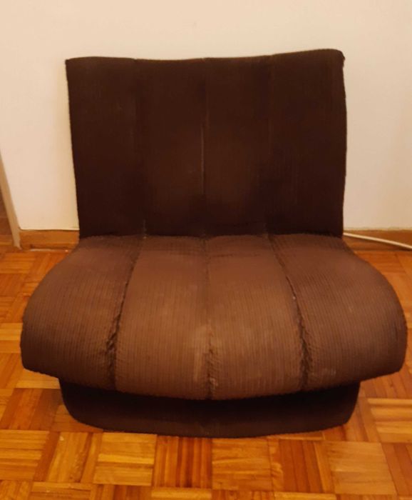 Vendo 2 sofas iguais castanhos.