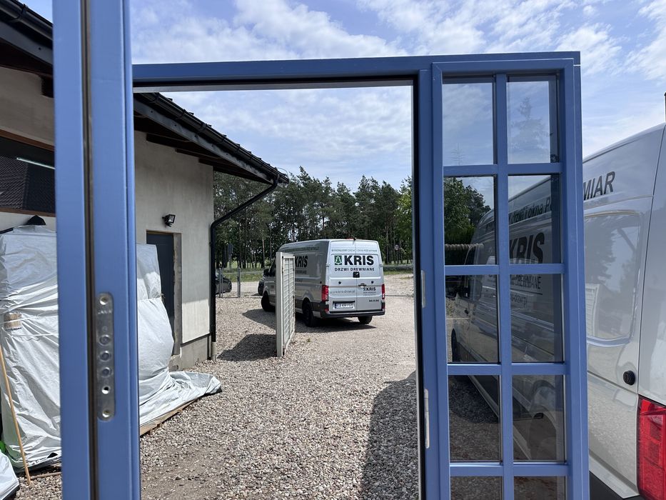 Drzwi zewnętrzne drewniane z doświetlem Montaż Cała Polska niebieskie