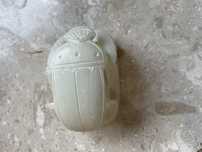 Figurka skarabeusz alabaster