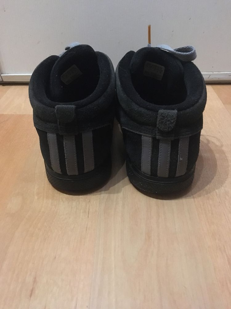 Czarne zamszowe buty Adidas