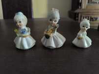 Bonecas de porcelana com saia rodada e bouquet de flores