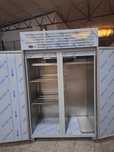 Este é um refrigerador de carne para armazenar carne. Está funcionando