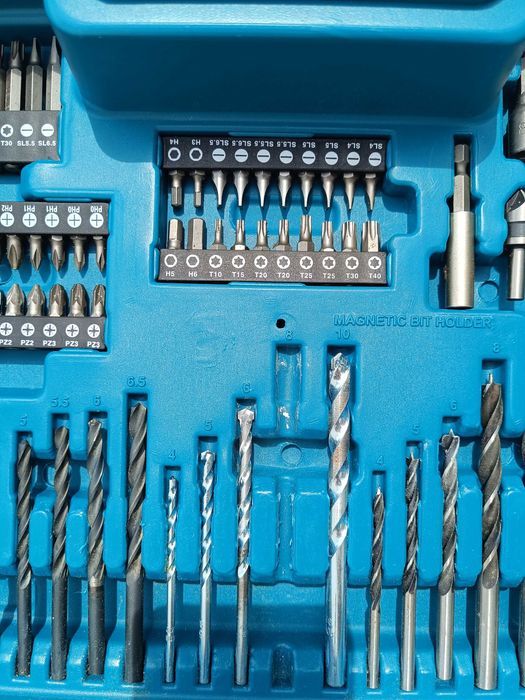 Makita Hp1631Kx3 Wiertarka Udarowa w Walizce 710w  74-częściowy Zestaw