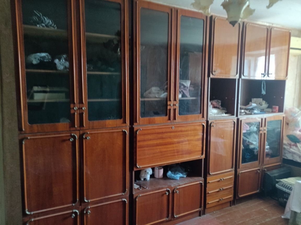 Продам стенку  и трюмо старые