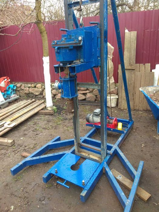 Продается малгобаритная буровая установка для скважины в комплекте