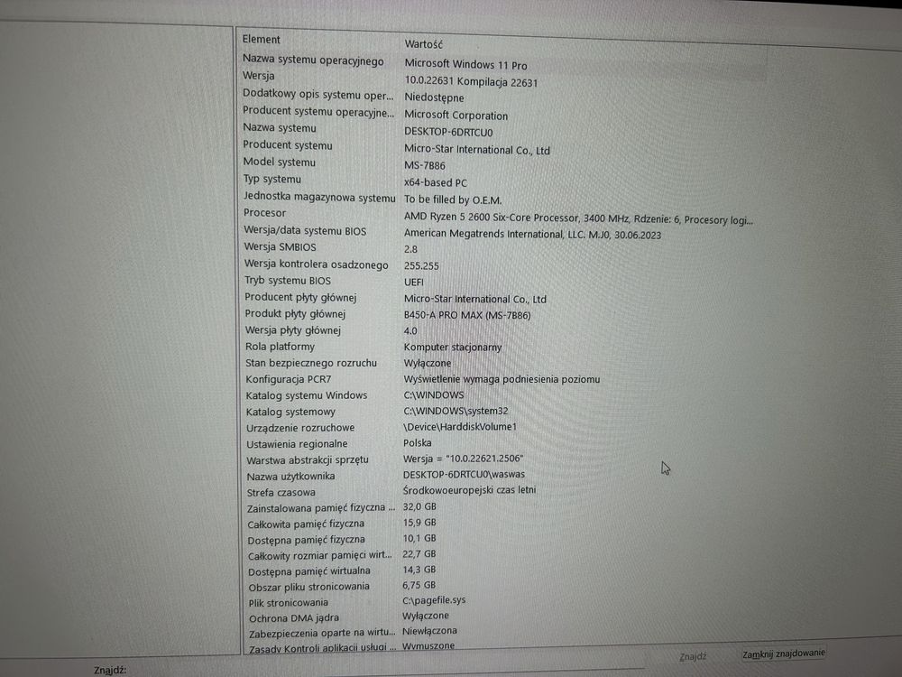 Komputer z monitorem słuchawkami myszką i klawiaturą