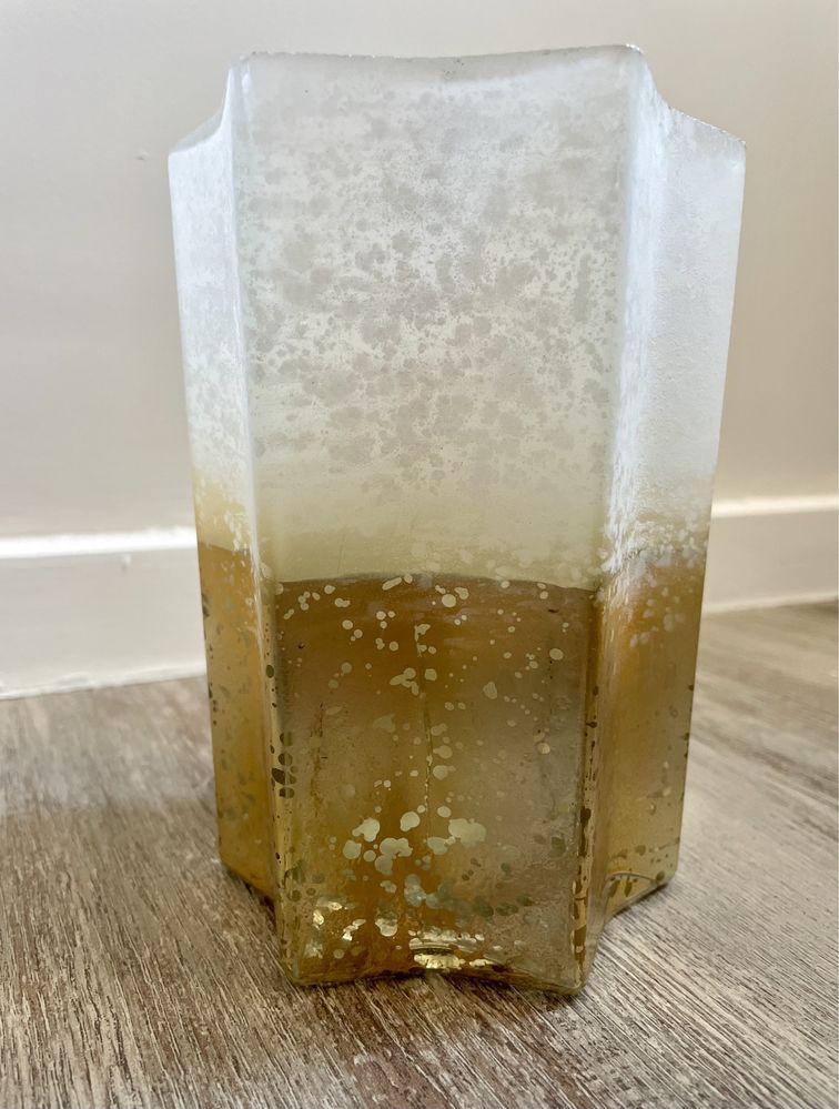 Jarra branca e dourada de formato estrela