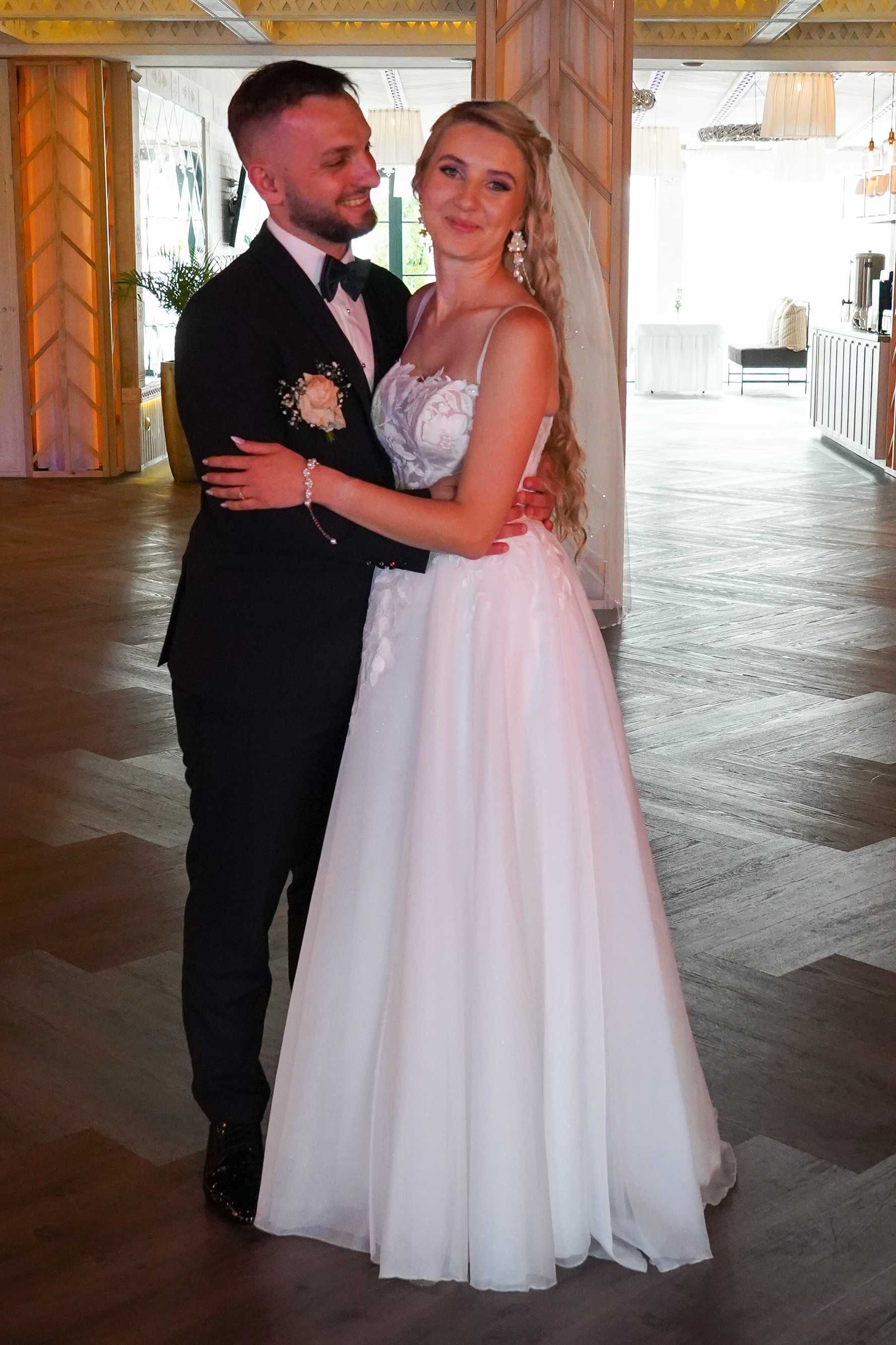 Suknia ślubna Libelle bogato zdobiona kwiaty 3D biała Afrodyta Bride