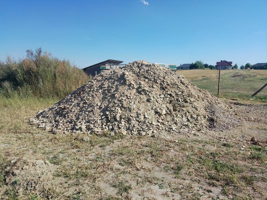 Oddam ziemię z kamieniem /margiel?