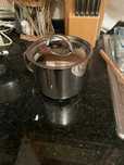 panela cinzenta com testo