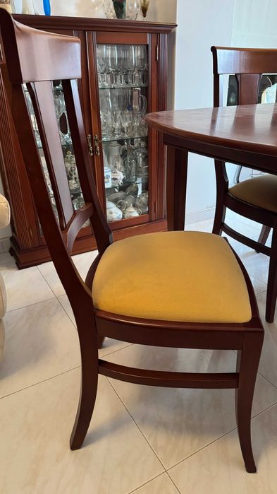 Mesa de Sala Extensível em Cerejeira com 4 cadeiras