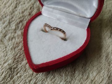 Piękny minimalistyczny pierścionek z cyrkoniami kolor złoty minimalizm