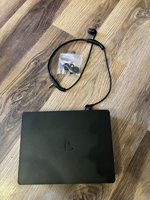 Okulary VR Playstation z kamerą i jednym kontrolerem .