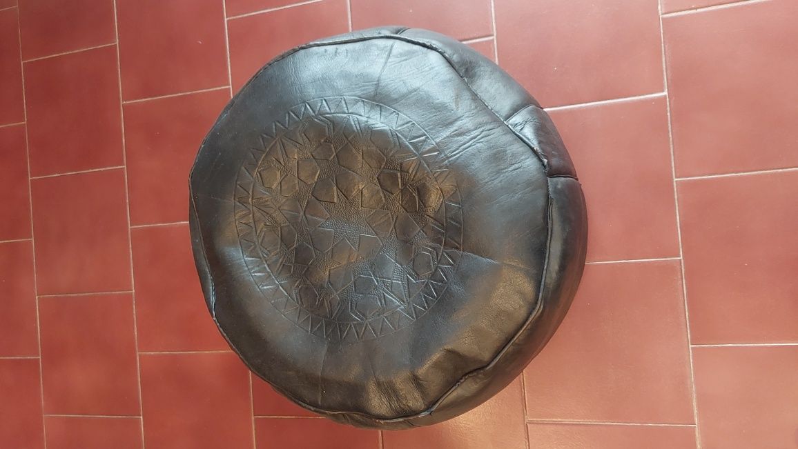 Pufe castanho escuro