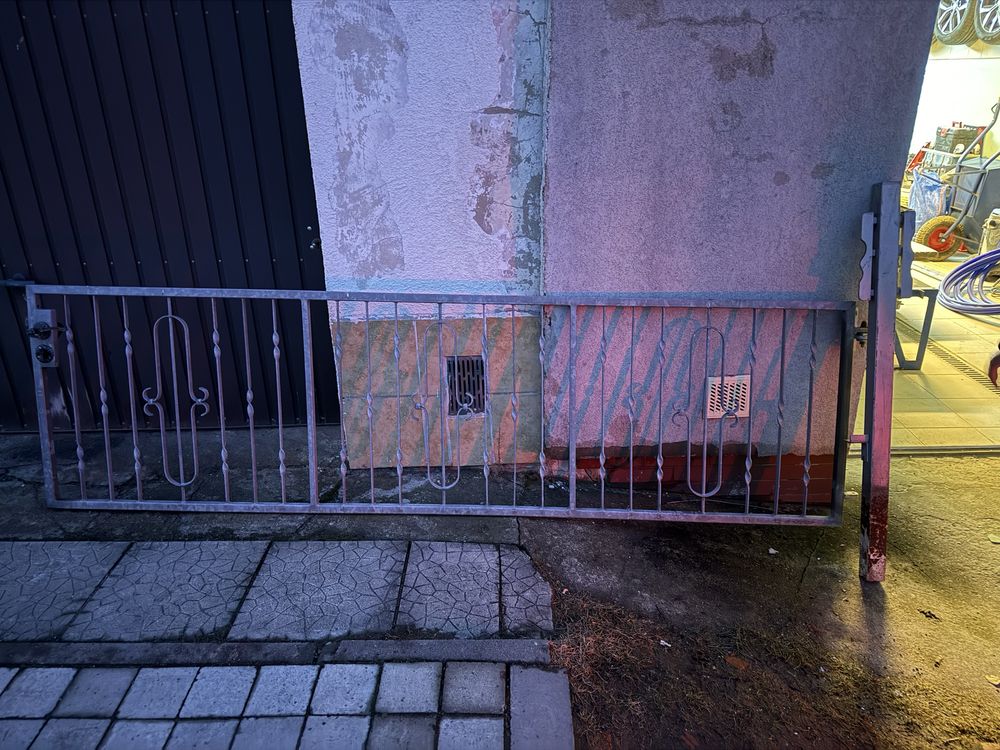 Brama z bramką i słupkiem
